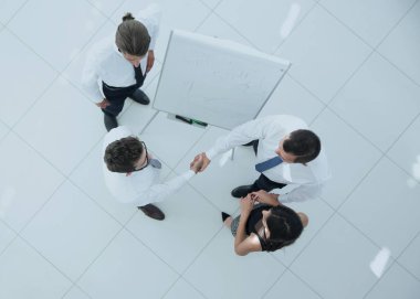 En baştan görüntüleyin. arka plan resmi el sıkışmasının iş ortakları