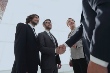 iyi bir anlaşma sonra iş insanlar el sıkışma.