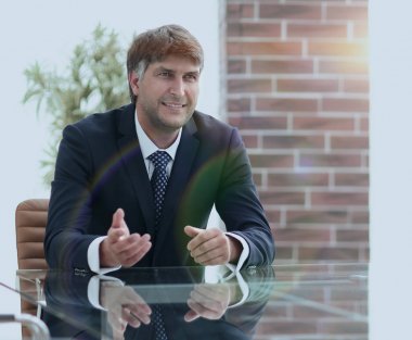 Toplantıdan önce masada oturan Yöneticisi