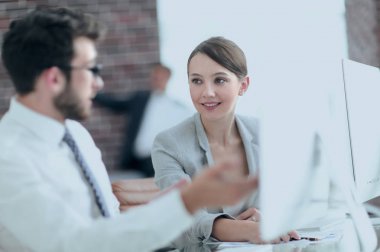 İş arkadaşları ofiste çalışıyor.