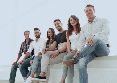 bekleme odasında sandalyelere oturan genç yaratıcı insanlar