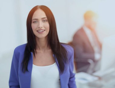 Genç esmer işkadını kız kameraya