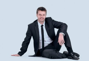 katta oturan genç işadamı.