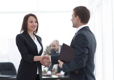 karşılıklı iş ortakları ofiste.