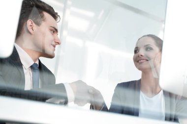 Camın arkasından. karşılıklı iş ortakları