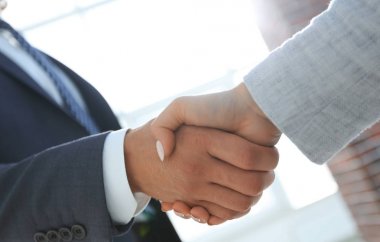 Gülümseyen iş adamı el sıkışma ortak toplantısında heyecanlı,