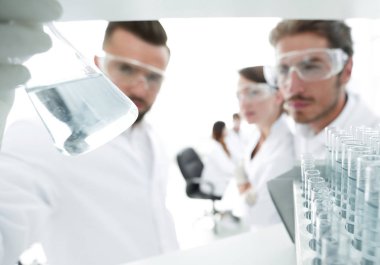 portre. bilim adamı ve cam tüp çözümde eğitim asistanı