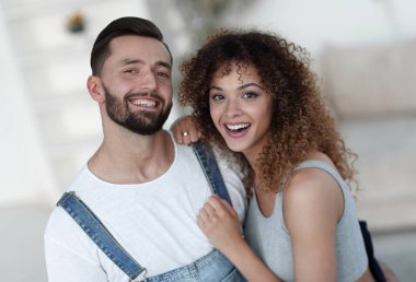 Yeni bir evde duran mutlu genç insanlar