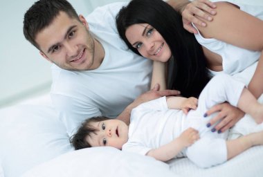 Harika bir aile sabah yatak odasında