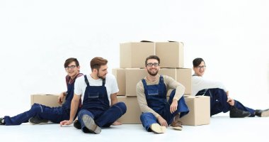 Yığılmış kutular üzerinde beyaz izole ile neşeli çalışanları.