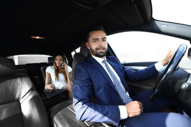 Çekici, zarif, ciddi adam iyi araba kullanıyor.