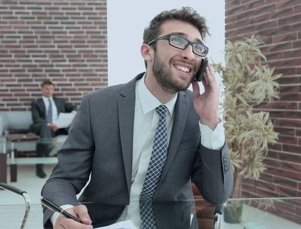 Advogado falando com um cliente no smartphone — Fotografia de Stock