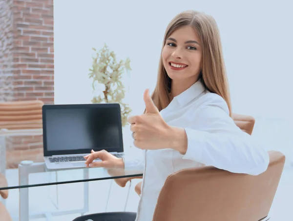 Assistente view.female traseiro olhando para a câmera . — Fotografia de Stock