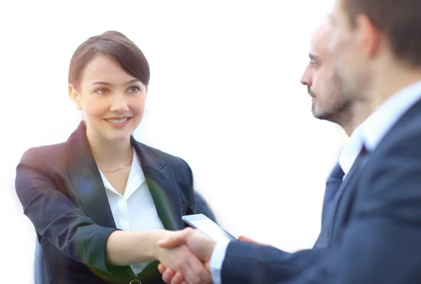 Primer plano de la mujer de negocios estrechando la mano con su colega . —  Fotos de Stock