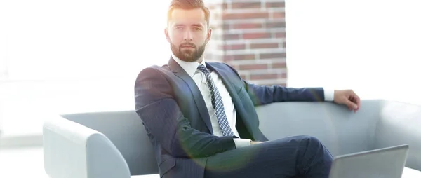 Portrét úspěšný podnikatel, sedí v kanceláři lobby. — Stock fotografie