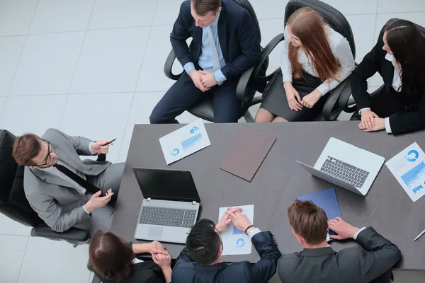 Vista desde la parte superior. equipo de negocios realiza una sesión informativa — Foto de Stock