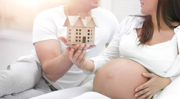 Primer plano.Pareja feliz joven soñando con el futuro hogar —  Fotos de Stock