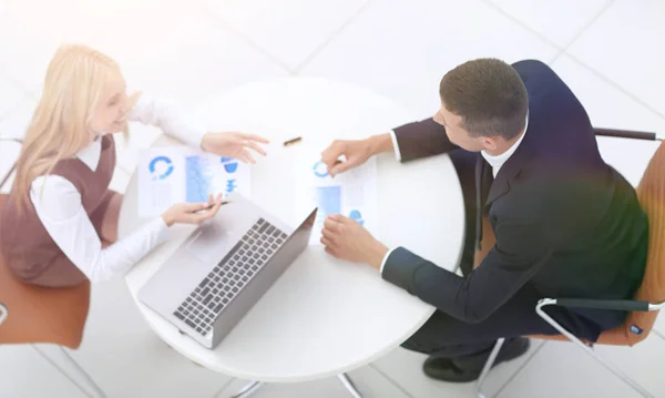 Dos empleados discutiendo cartas financieras —  Fotos de Stock