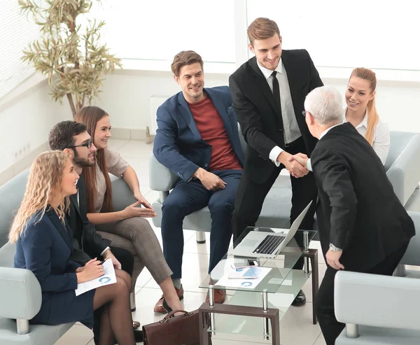 Strângerea de mână a oamenilor de afaceri la o întâlnire corporativă în birou — Fotografie, imagine de stoc