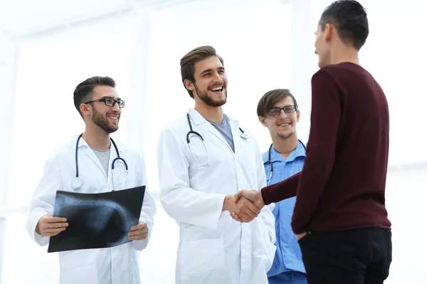 Patient schüttelt Arzt die Hand. — Stockfoto