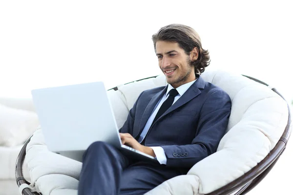 Close-up van Glimlachende zakenvrouw werken met de laptop in de woonkamer. — Stockfoto