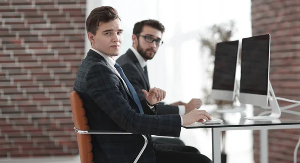 Mitarbeiter arbeiten mit Computern in einem modernen Büro — Stockfoto