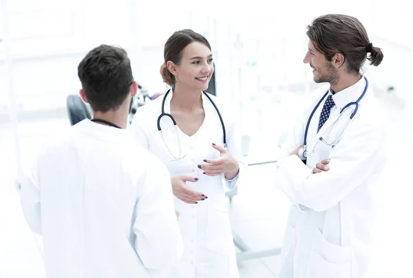 Equipo de diferentes doctores conversando — Foto de Stock
