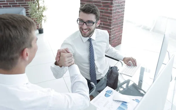 Handslag mellan kollegor på arbetsplatsen — Stockfoto