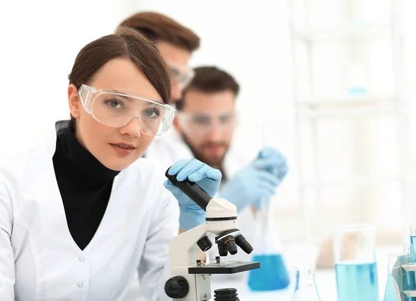 Vrouwelijke wetenschapper in een laboratorium. — Stockfoto
