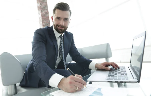 Homme d'affaires travaillant avec des graphiques d'entreprise sur un ordinateur portable — Photo