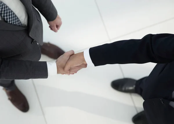 Dva obchodníci si potřásají rukou v kanceláři — Stock fotografie
