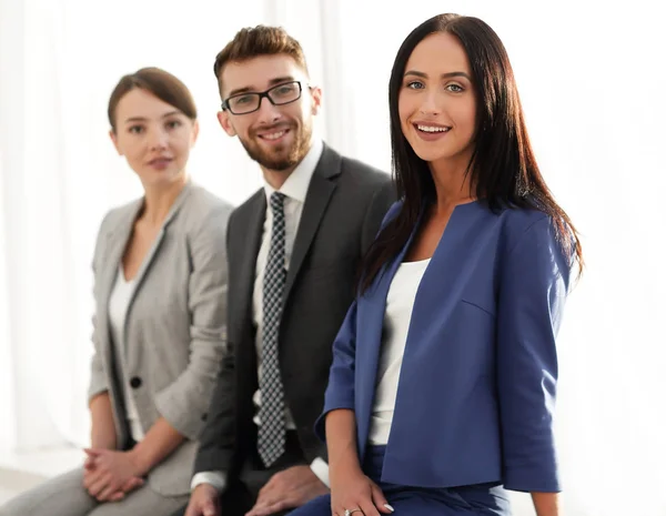 Zakenvrouw lachend met haar collega's op de achtergrond — Stockfoto