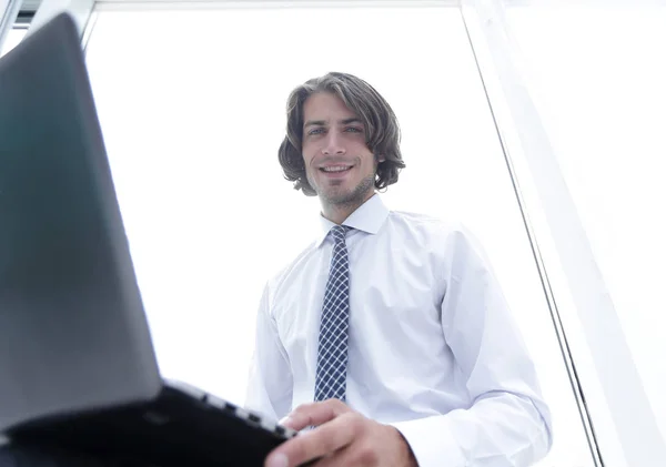 Closeup.Young affärsman sitter framför den bärbara datorn — Stockfoto