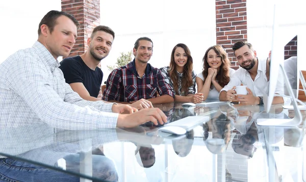 Молода бізнес команда сидить за столом — стокове фото