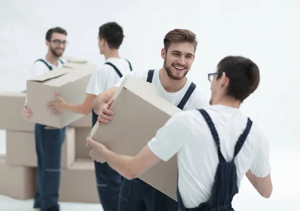 Πορτρέτο του μετακινούμενοι κρατώντας κουτί χαμογελώντας απομονώνονται σε λευκό backgro — Φωτογραφία Αρχείου