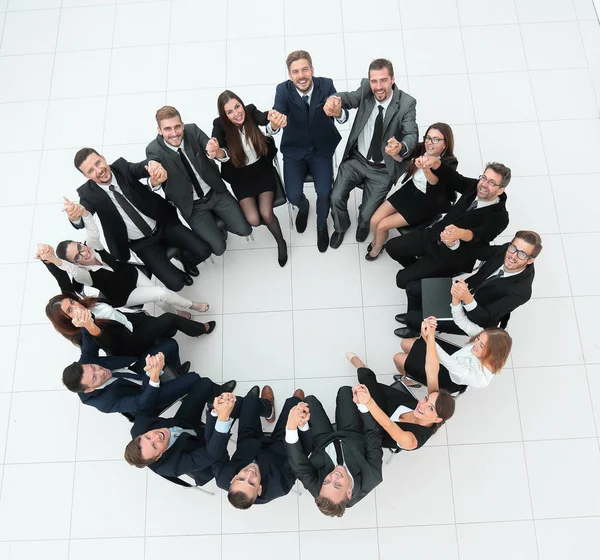 Koncepce budování týmu.large úspěšný obchodní tým sedí v kruhu — Stock fotografie