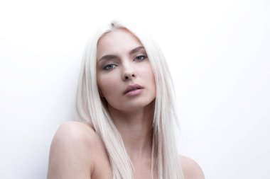 Hüzünlü güzel bir kadın portresi yakın çekim.