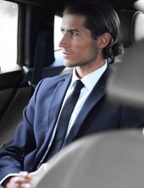 rahat bir arabada oturan işadamı