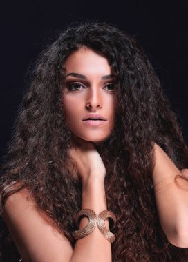 Kadın modeli uzun parlak dalgalı saç modeli ile.