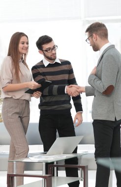 meslektaşları arasındaki dostça el sıkışma