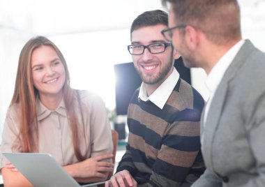 Hatta bir tablet ile çalışan üç mutlu çalışanlar