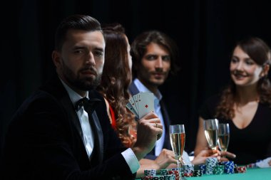 Yakışıklı adam casino oynamak