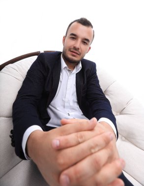 genç işadamı rahat bir sandalyede oturuyor