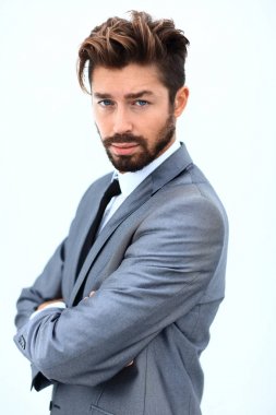 Beyaz bir arka planda izole edilmiş yakışıklı bir adamın portresi.