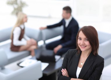 Bulanık arka planda başarılı genç iş kadını