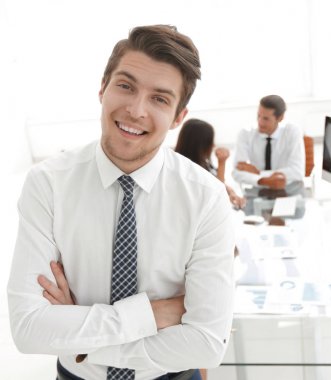 Ofisin arka planında başarılı bir işadamı.