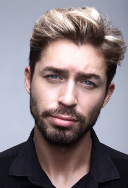 düşünceli işadamı çenesinin altından elini tutarak