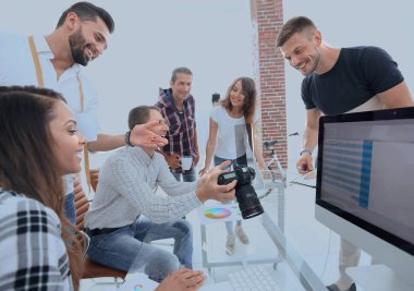 Grup fotoğrafı modern bir ofiste çalışan editörler.