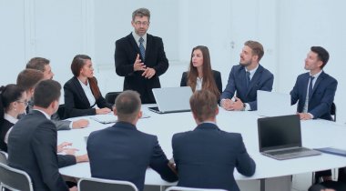 İş adamı müzakerelerde bir öneri üzerine konuşuyor.