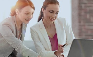 Proje işbirliği tartışırken iki iş kadınları